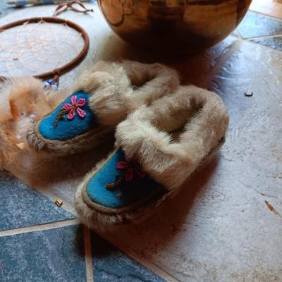 CHILD'S FUR AND LEATHER MOCCASINS, BEADED NECKLACE AND PEN, DREAM CATCHER AND BRASS BOWL
