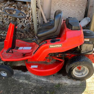 Snapper riding lawn mower -runs with oil leak As is