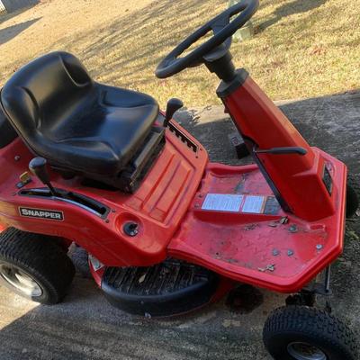 Snapper riding lawn mower -runs with oil leak As is