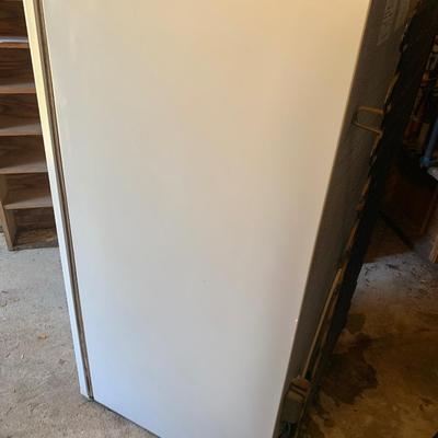 Kenmore Freezer 47"H 21"L 25"depth-issue on bottom of door