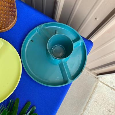THIS VINTAGE HAWKEYE PICNIC BASKET IS LOOKING FORWARD TO A GOOD OLD FASHIONED PICNIC!