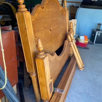 BEAUTIFUL QUEEN SIZE 4 POSTER BED FRAME