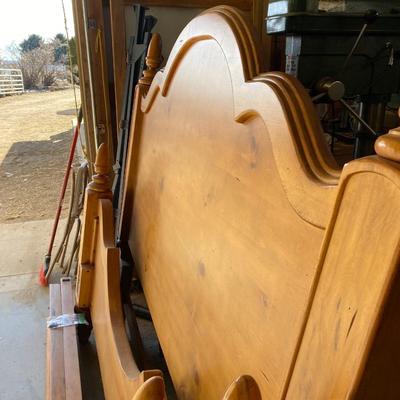 BEAUTIFUL QUEEN SIZE 4 POSTER BED FRAME