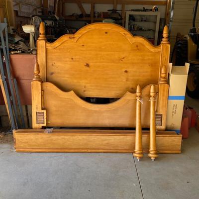 BEAUTIFUL QUEEN SIZE 4 POSTER BED FRAME