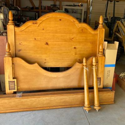 BEAUTIFUL QUEEN SIZE 4 POSTER BED FRAME