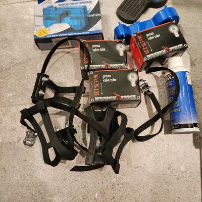 Biking Bicycle Lot Thule Straps Chain Scrubber , Presta Valve Tubes , Park Tool PFP-8 Floor Pump