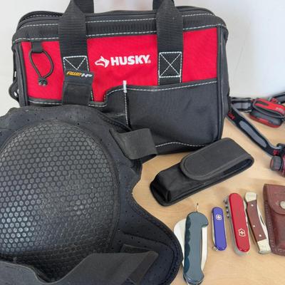 1159 Knife Lot: Schrade Knife, Swiss Army Knife, Rigging Knife, Husky Bag, Gloves and Knee Pads