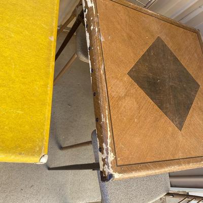 2 CARD TABLES AND 6 FOLING CHAIRS
