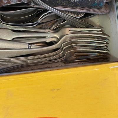 CUISINART TOASTER OVEN AND A BOX OF FLATWARE
