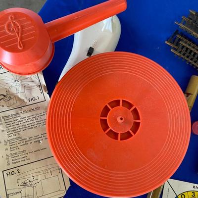 CHILDREN.’S RECORD PLAYER & OTHER OLD MISC KIDS ITEMS