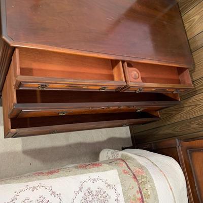 LOT 7 B: Vintage / Antique 4 Drawer Vanity Dresser w/ Mirror