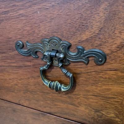 LOT 7 B: Vintage / Antique 4 Drawer Vanity Dresser w/ Mirror