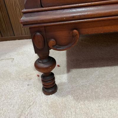 LOT 7 B: Vintage / Antique 4 Drawer Vanity Dresser w/ Mirror