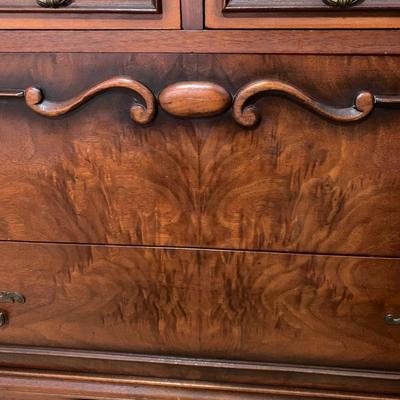 LOT 7 B: Vintage / Antique 4 Drawer Vanity Dresser w/ Mirror