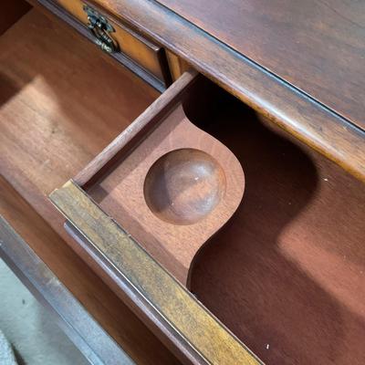 LOT 7 B: Vintage / Antique 4 Drawer Vanity Dresser w/ Mirror