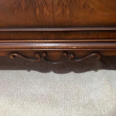 LOT 7 B: Vintage / Antique 4 Drawer Vanity Dresser w/ Mirror