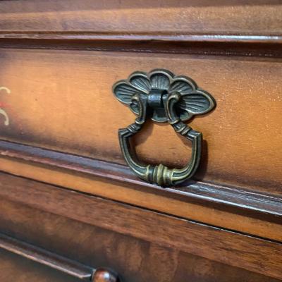 LOT 7 B: Vintage / Antique 4 Drawer Vanity Dresser w/ Mirror