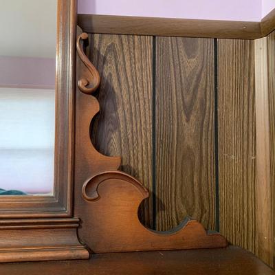 LOT 7 B: Vintage / Antique 4 Drawer Vanity Dresser w/ Mirror