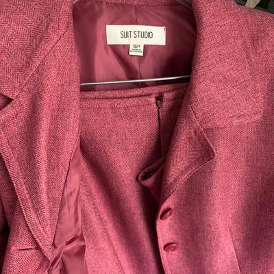 LOT 8 C: Closet Clear Out! Women's Clothes, Suits, Jackets, Shoes, Boots, & More