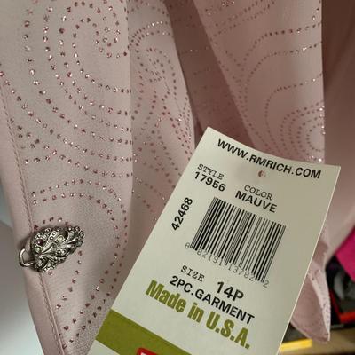 LOT 8 C: Closet Clear Out! Women's Clothes, Suits, Jackets, Shoes, Boots, & More