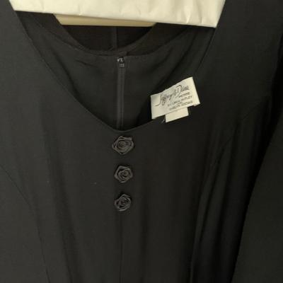 LOT 8 C: Closet Clear Out! Women's Clothes, Suits, Jackets, Shoes, Boots, & More