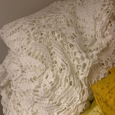 LOT 9 H: Linen Closet Clear Out! Blankets, Towels, Tablecloths & More