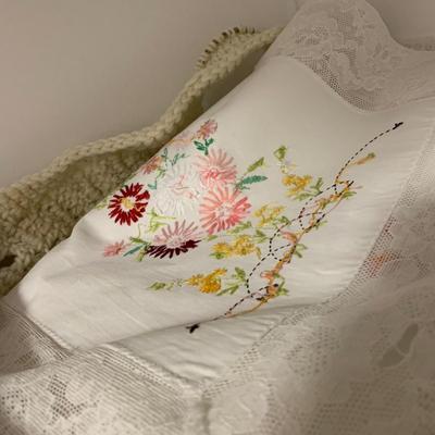 LOT 9 H: Linen Closet Clear Out! Blankets, Towels, Tablecloths & More