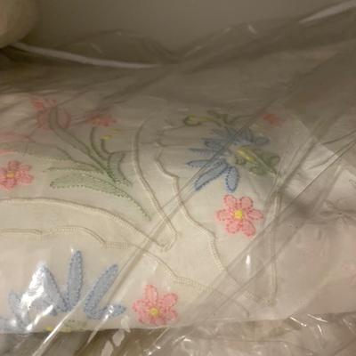 LOT 9 H: Linen Closet Clear Out! Blankets, Towels, Tablecloths & More