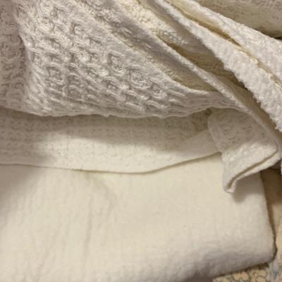 LOT 9 H: Linen Closet Clear Out! Blankets, Towels, Tablecloths & More