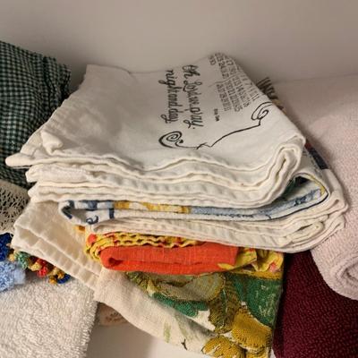 LOT 9 H: Linen Closet Clear Out! Blankets, Towels, Tablecloths & More