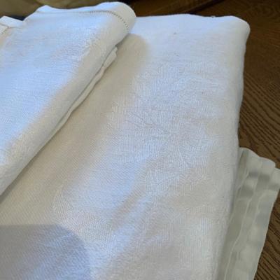 LOT 9 H: Linen Closet Clear Out! Blankets, Towels, Tablecloths & More