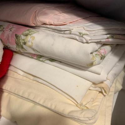 LOT 9 H: Linen Closet Clear Out! Blankets, Towels, Tablecloths & More