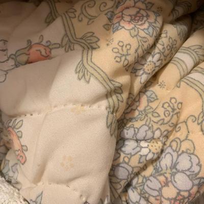 LOT 9 H: Linen Closet Clear Out! Blankets, Towels, Tablecloths & More