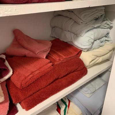 LOT 9 H: Linen Closet Clear Out! Blankets, Towels, Tablecloths & More