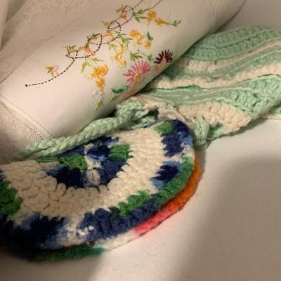 LOT 9 H: Linen Closet Clear Out! Blankets, Towels, Tablecloths & More