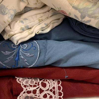 LOT 9 H: Linen Closet Clear Out! Blankets, Towels, Tablecloths & More