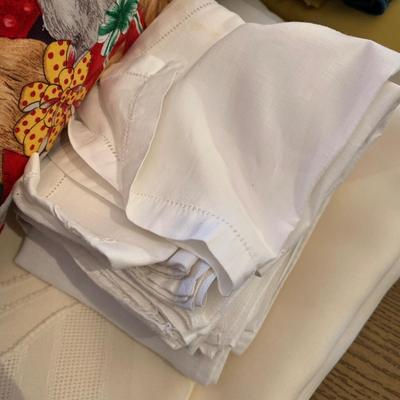 LOT 9 H: Linen Closet Clear Out! Blankets, Towels, Tablecloths & More