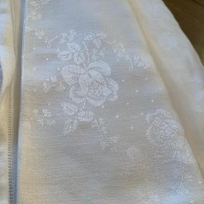 LOT 9 H: Linen Closet Clear Out! Blankets, Towels, Tablecloths & More