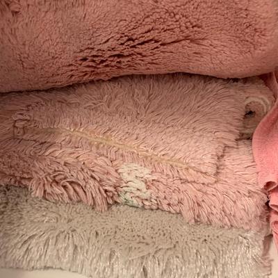 LOT 9 H: Linen Closet Clear Out! Blankets, Towels, Tablecloths & More