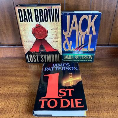 LOT 15 O: Novel Collection: "Lost Symbol" by Dan Brown, "The Whistler" John Grisham, "Roses Are Red" by...