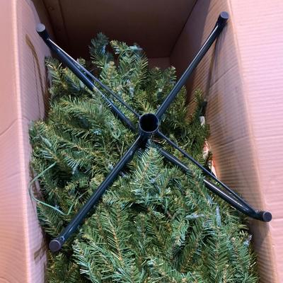 LOT 26 L: Boscov's 7' Dunhill Prelit Christmas Tree