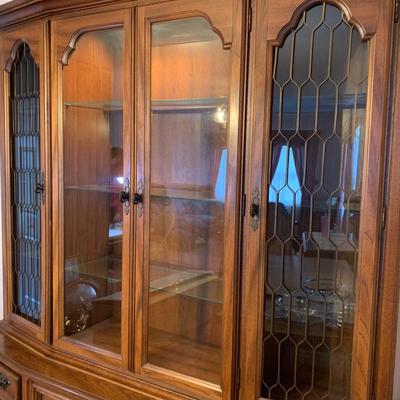 LOT 27 L: Beautiful American Drew Lighted Hutch / China Cabinet