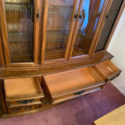 LOT 27 L: Beautiful American Drew Lighted Hutch / China Cabinet