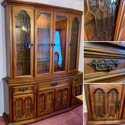 LOT 27 L: Beautiful American Drew Lighted Hutch / China Cabinet