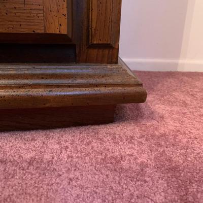 LOT 27 L: Beautiful American Drew Lighted Hutch / China Cabinet