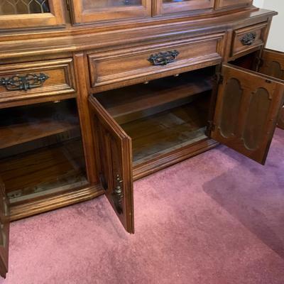 LOT 27 L: Beautiful American Drew Lighted Hutch / China Cabinet