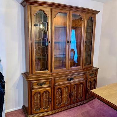 LOT 27 L: Beautiful American Drew Lighted Hutch / China Cabinet