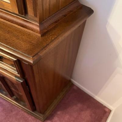 LOT 27 L: Beautiful American Drew Lighted Hutch / China Cabinet