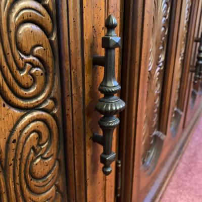 LOT 27 L: Beautiful American Drew Lighted Hutch / China Cabinet