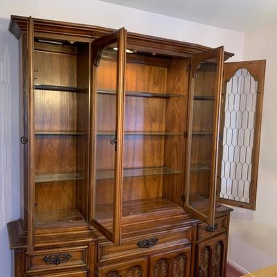 LOT 27 L: Beautiful American Drew Lighted Hutch / China Cabinet